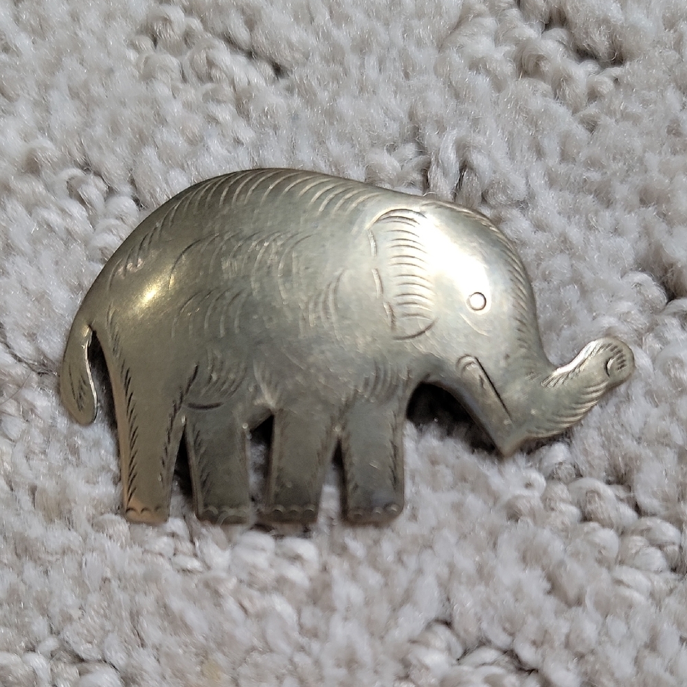 Vintage Silver / Gold Tone Elephant Brooch Approx 2 Inches - Picture 2 of 3